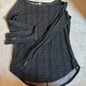 Under Armour loose fitting long sleeve. Snakeskin print in black. Size M. Soft